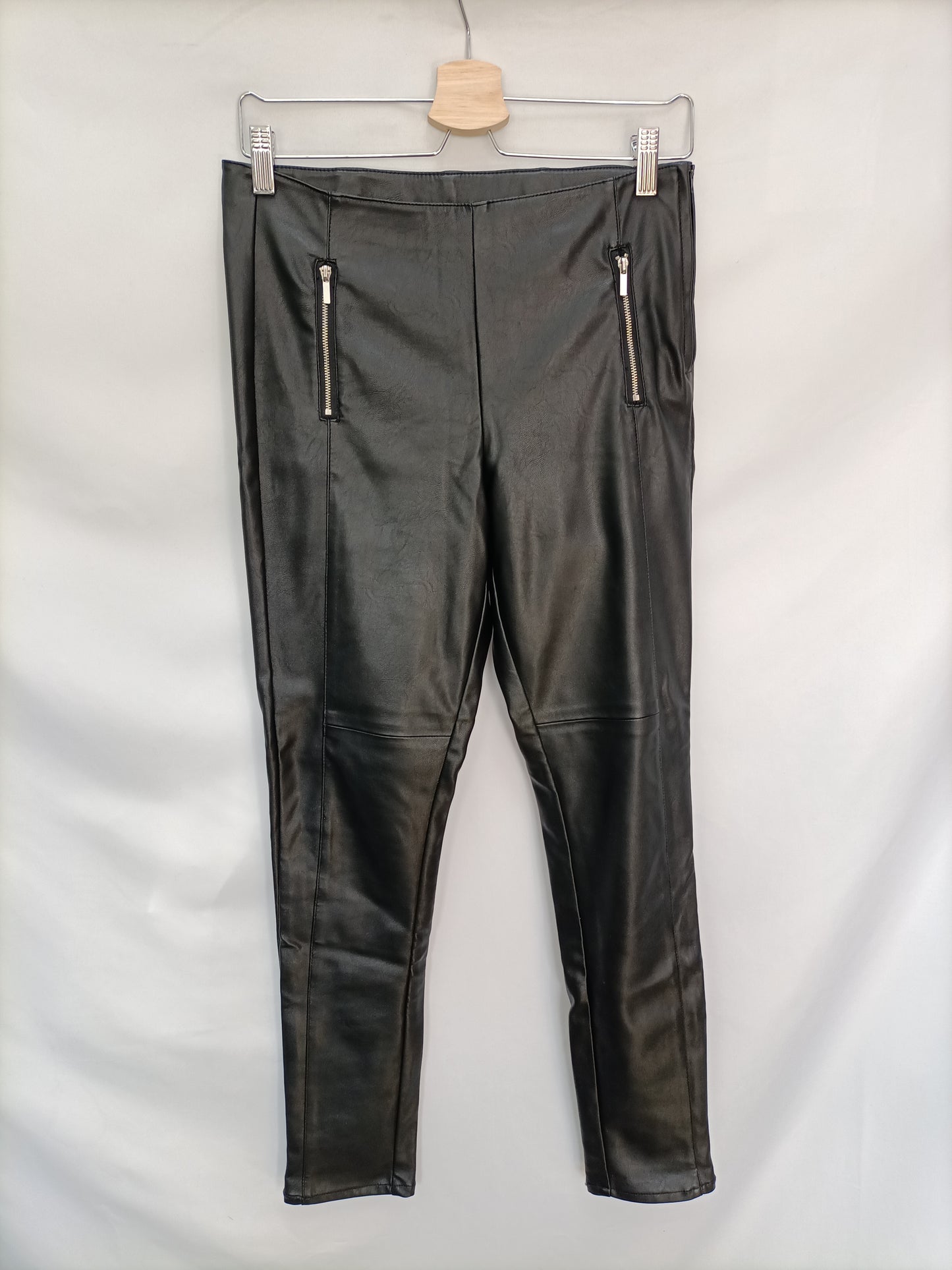 H&M. Pantalón polipiel negro T.38