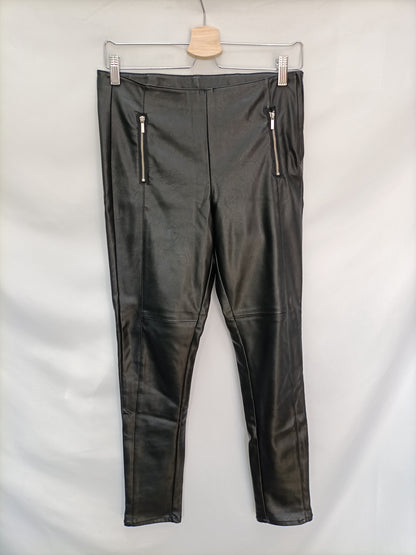 H&M. Pantalón polipiel negro T.38