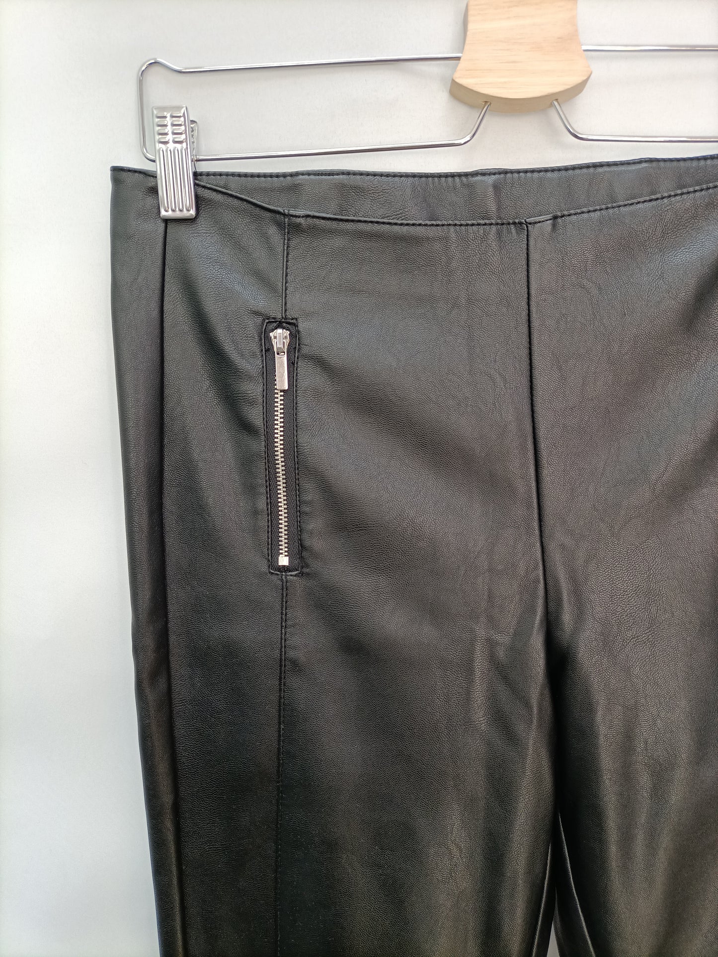 H&M. Pantalón polipiel negro T.38