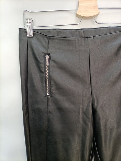 H&M. Pantalón polipiel negro T.38