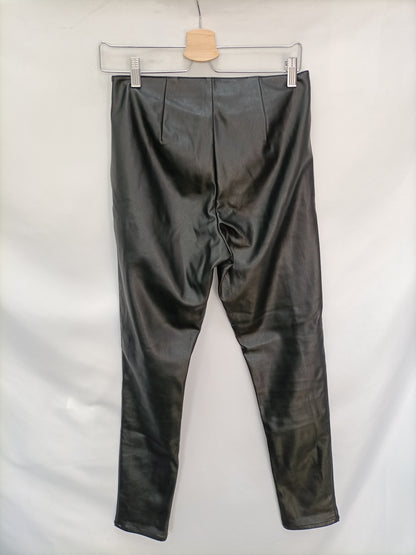 H&M. Pantalón polipiel negro T.38