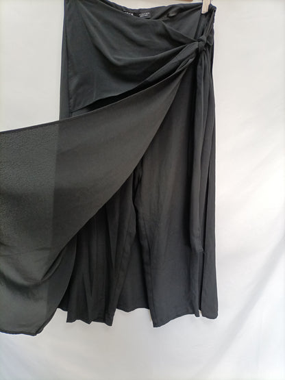 ZARA. Falda/pantalón midi negro T.m