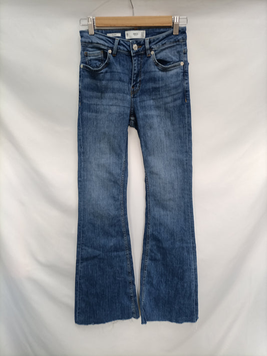 MANGO. Pantalón vaquero campana T.34