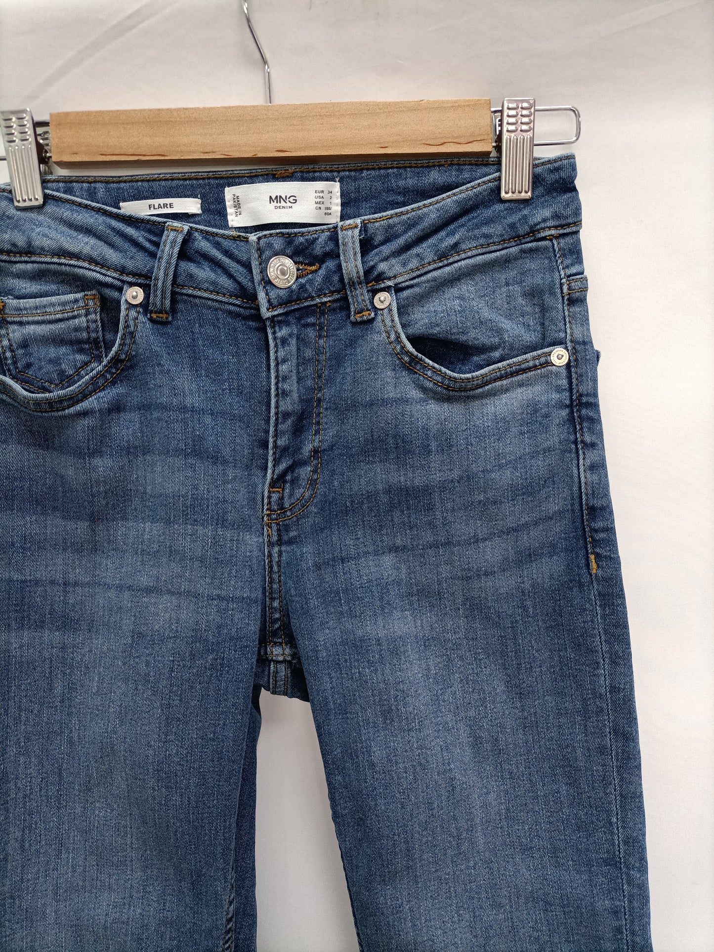 MANGO. Pantalón vaquero campana T.34