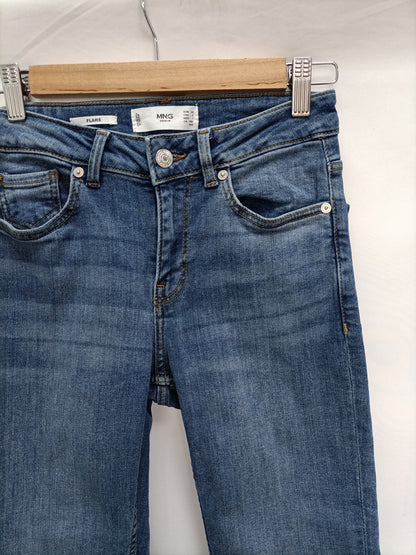 MANGO. Pantalón vaquero campana T.34