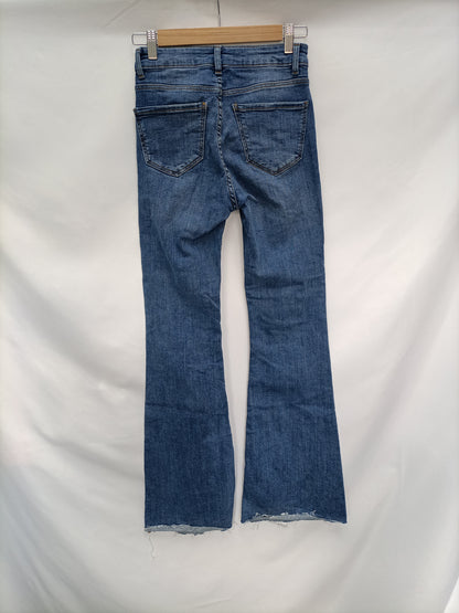 MANGO. Pantalón vaquero campana T.34