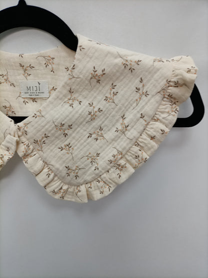 MIJI. Cuello beige florecitas