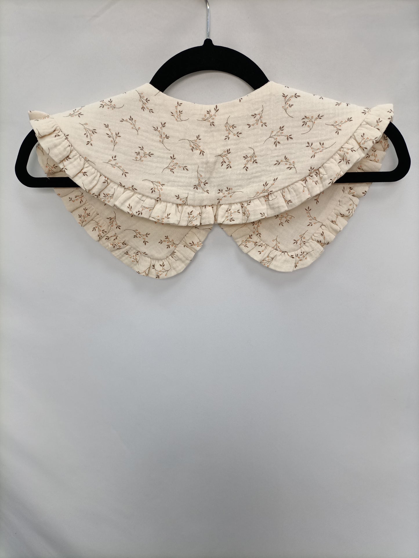 MIJI. Cuello beige florecitas