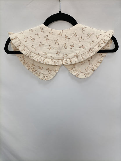 MIJI. Cuello beige florecitas