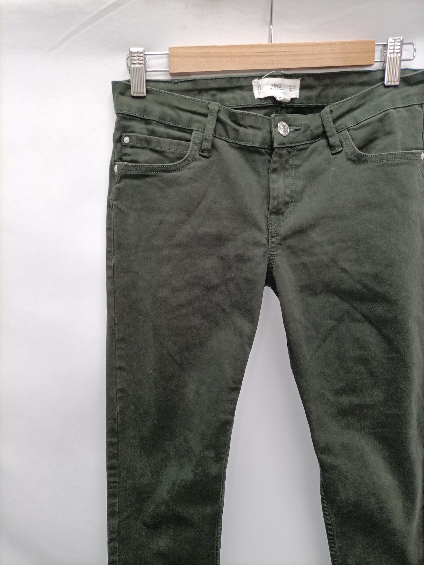 MANGO. Vaqueros verde militar