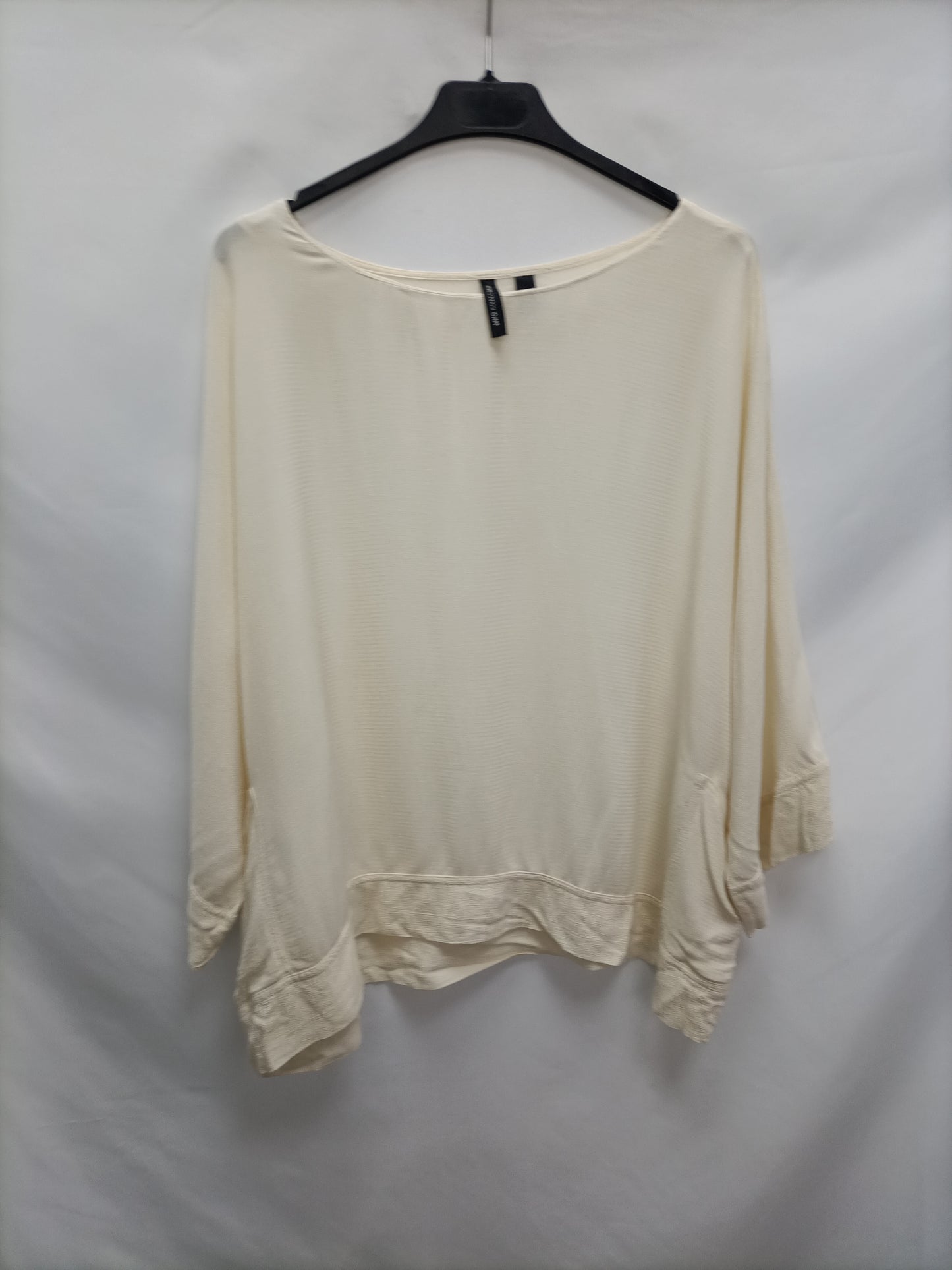 MANGO. Blusa beige fluida T.m