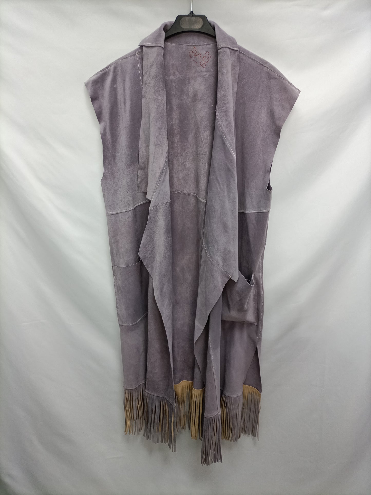 MARÍA LEÓN. Chaleco morado piel  T.u