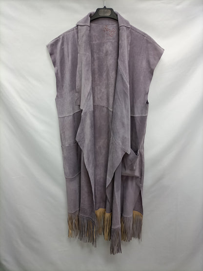 MARÍA LEÓN. Chaleco morado piel  T.u