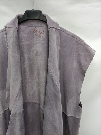 MARÍA LEÓN. Chaleco morado piel  T.u