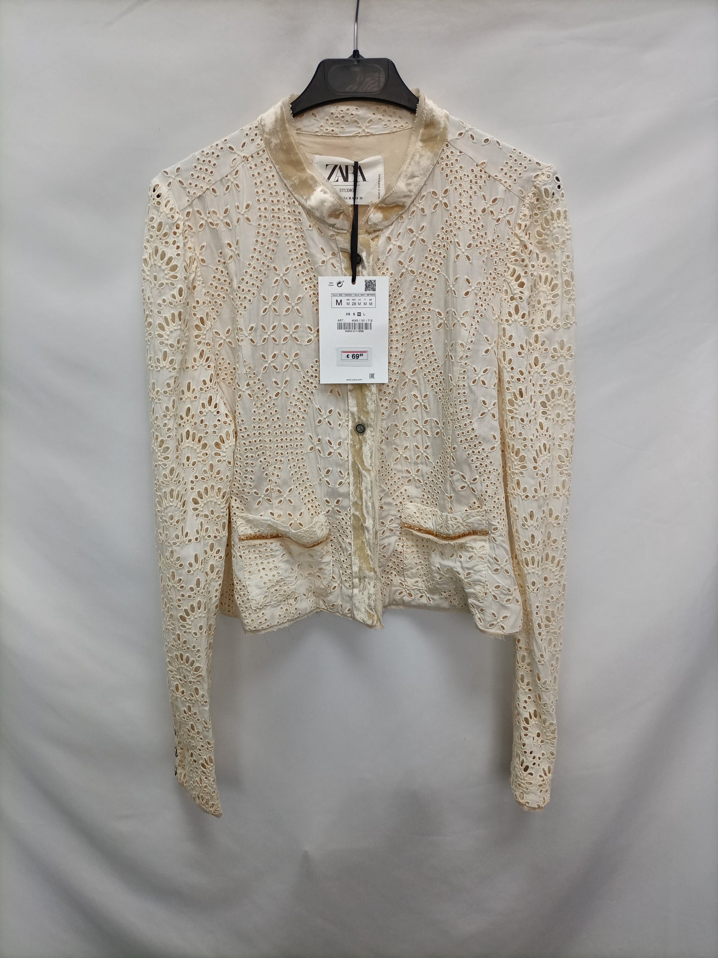 ZARA. Chaqueta beige troquelada T.m