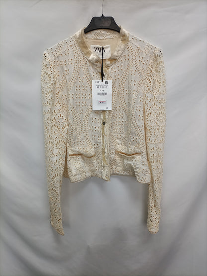 ZARA. Chaqueta beige troquelada T.m