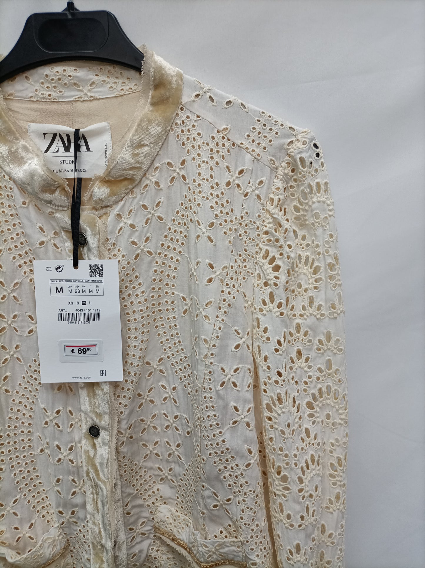 ZARA. Chaqueta beige troquelada T.m