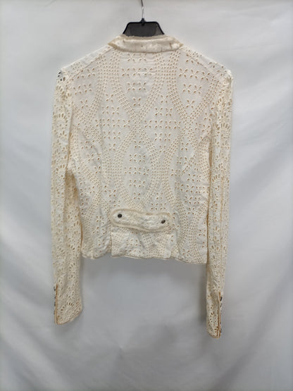 ZARA. Chaqueta beige troquelada T.m
