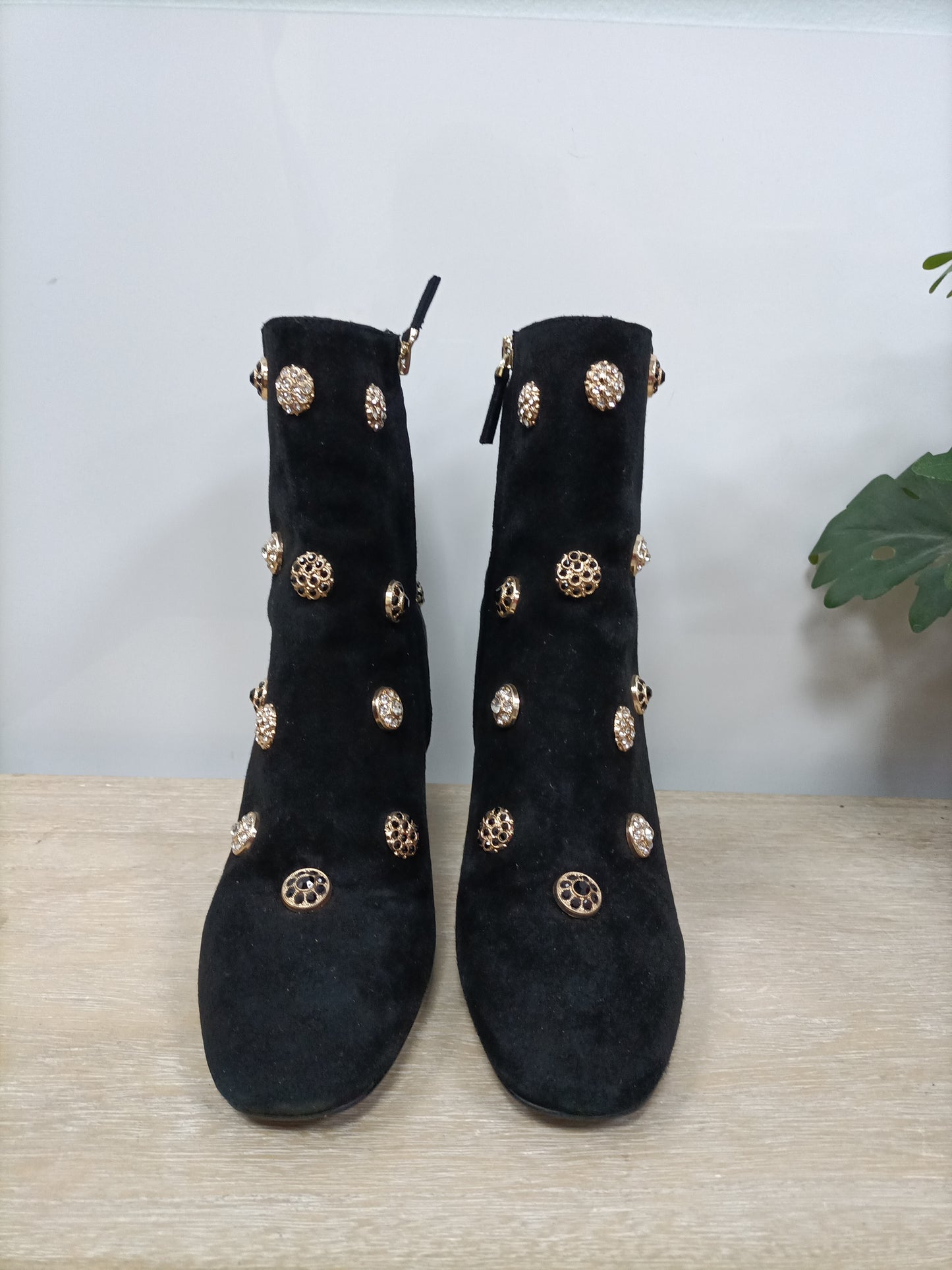 UTERQÜE. Botines negros pedrería T.39