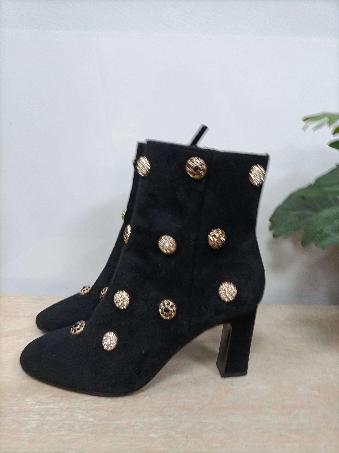 UTERQÜE. Botines negros pedrería T.39