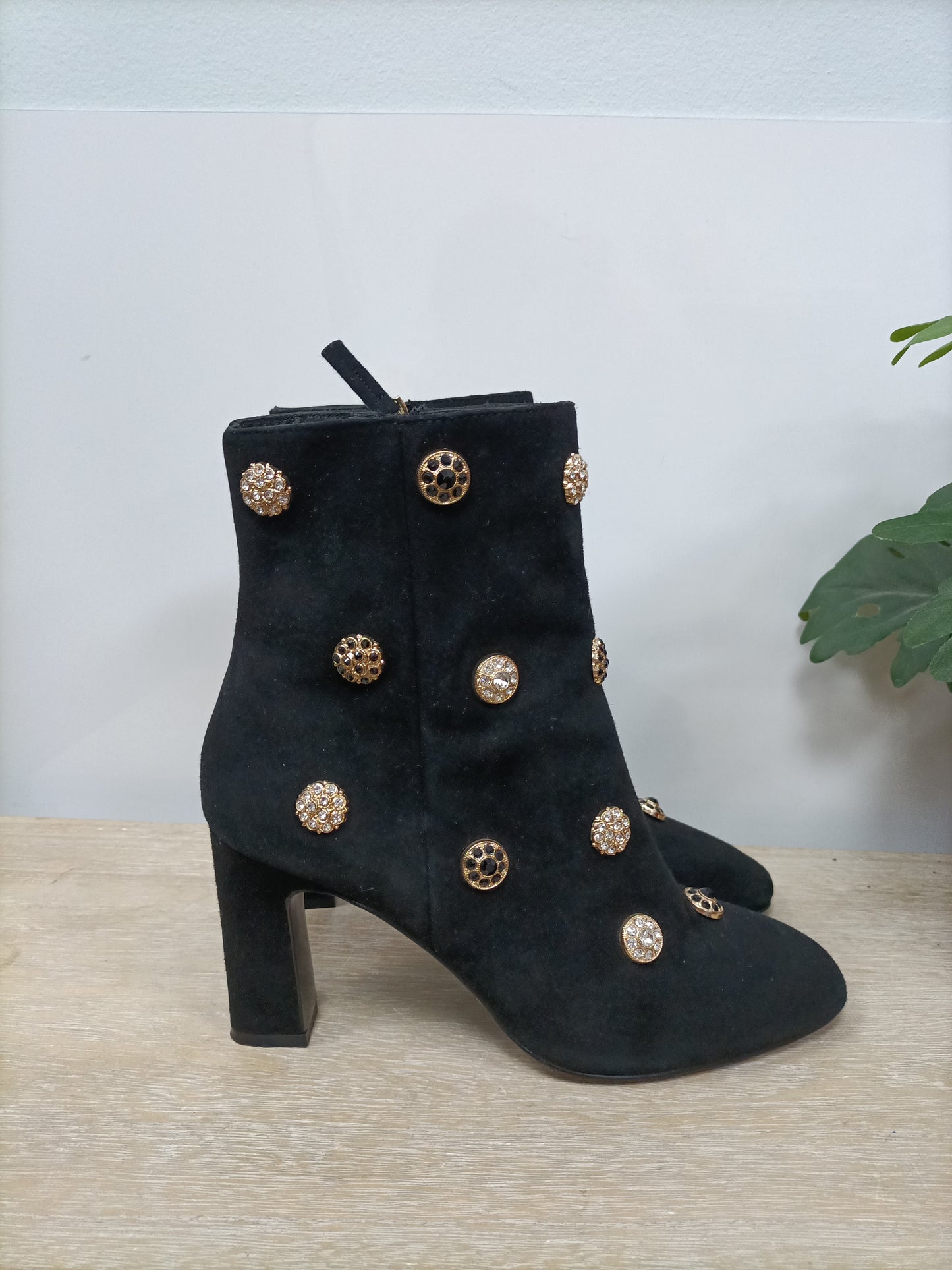 UTERQÜE. Botines negros pedrería T.39