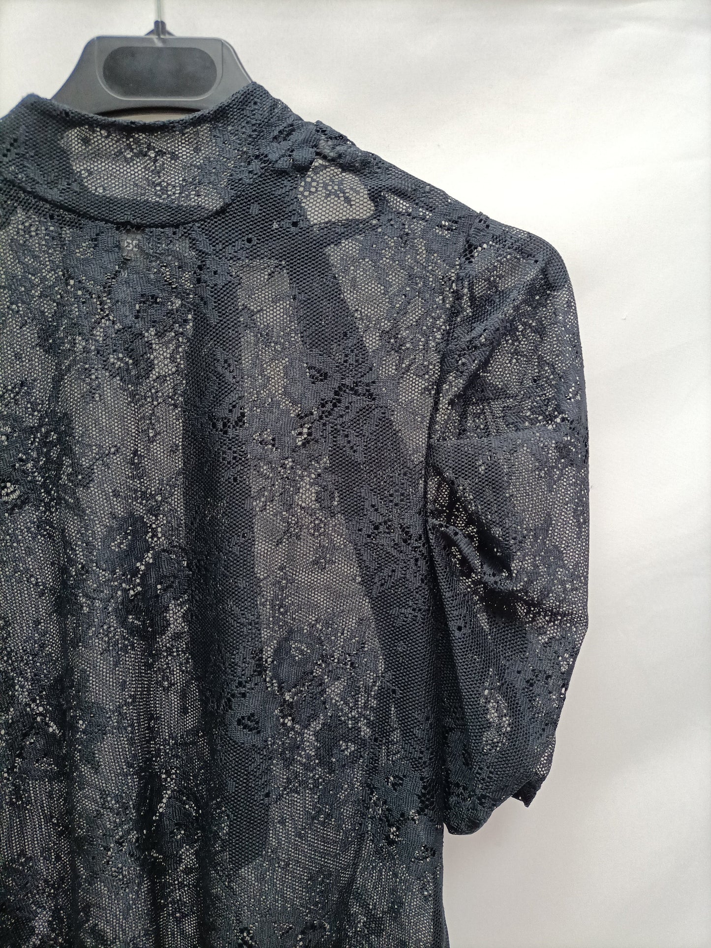 BERSHKA.Top encaje azul T.m