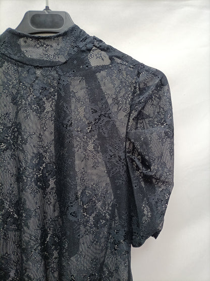 BERSHKA.Top encaje azul T.m