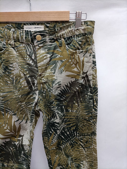 STRADIVARIUS. Pantalón  pitillo hojas T.36