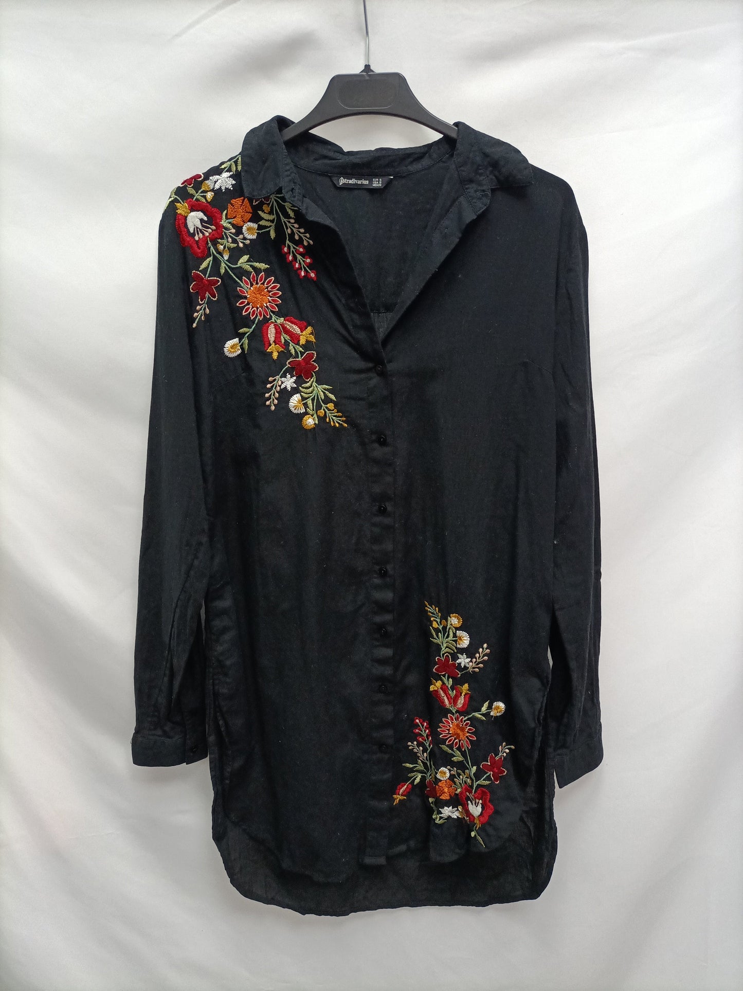STRADIVARIUS. Vestido camisero bordado   T.s
