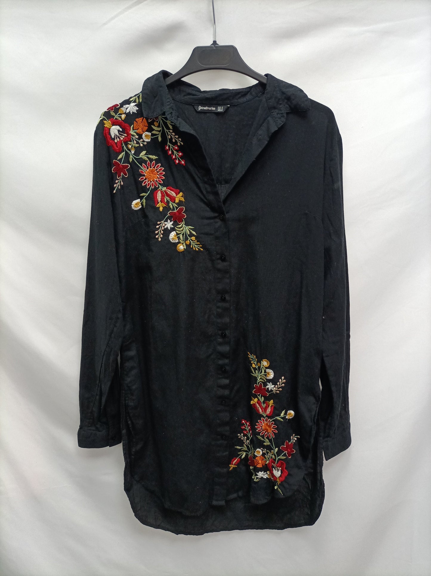STRADIVARIUS. Vestido camisero bordado   T.s