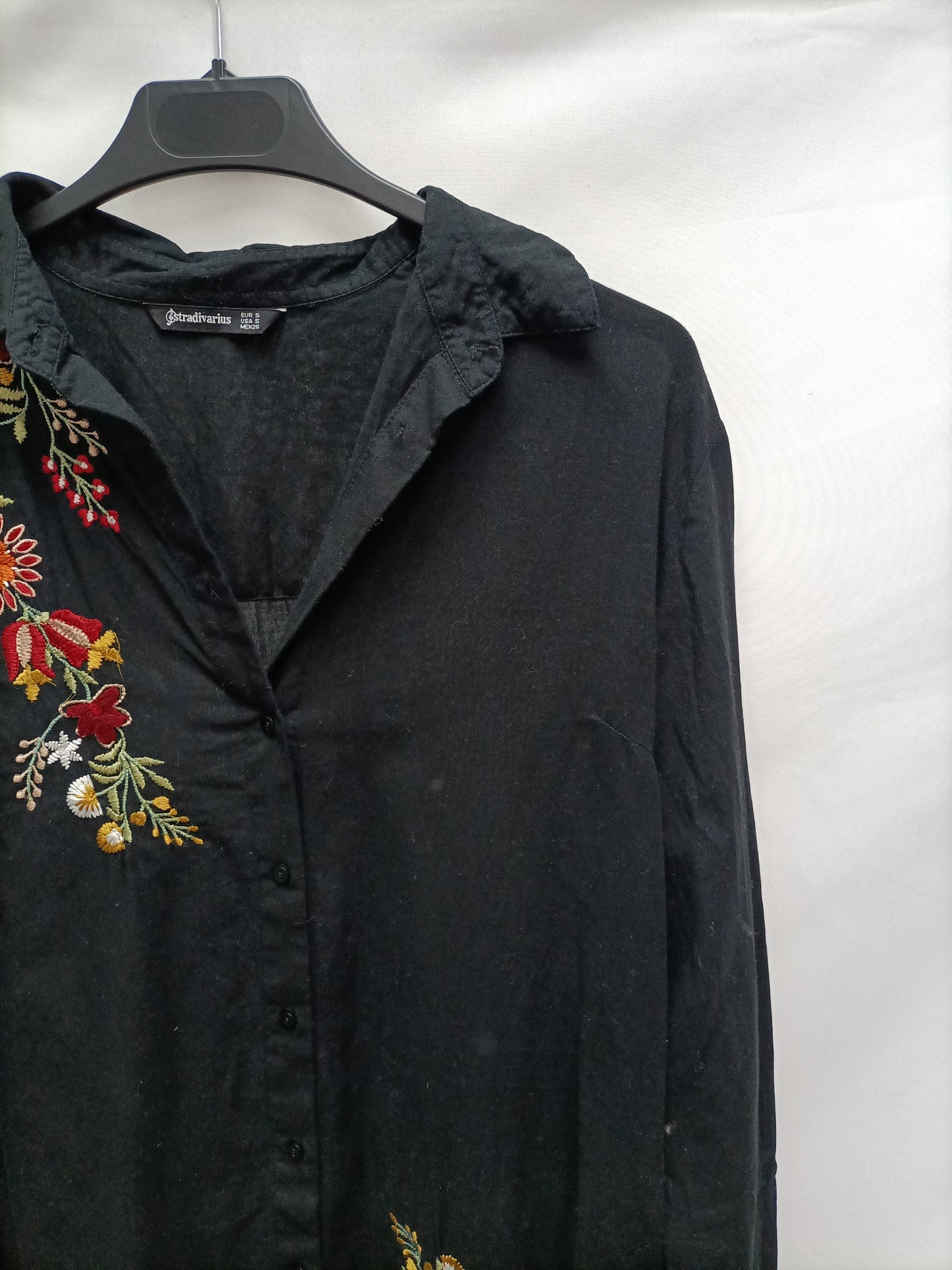 STRADIVARIUS. Vestido camisero bordado   T.s