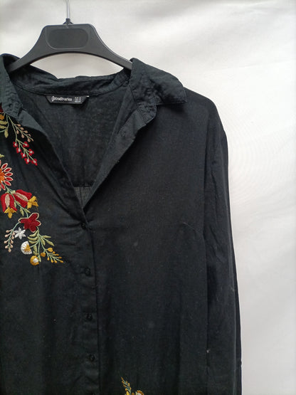 STRADIVARIUS. Vestido camisero bordado   T.s