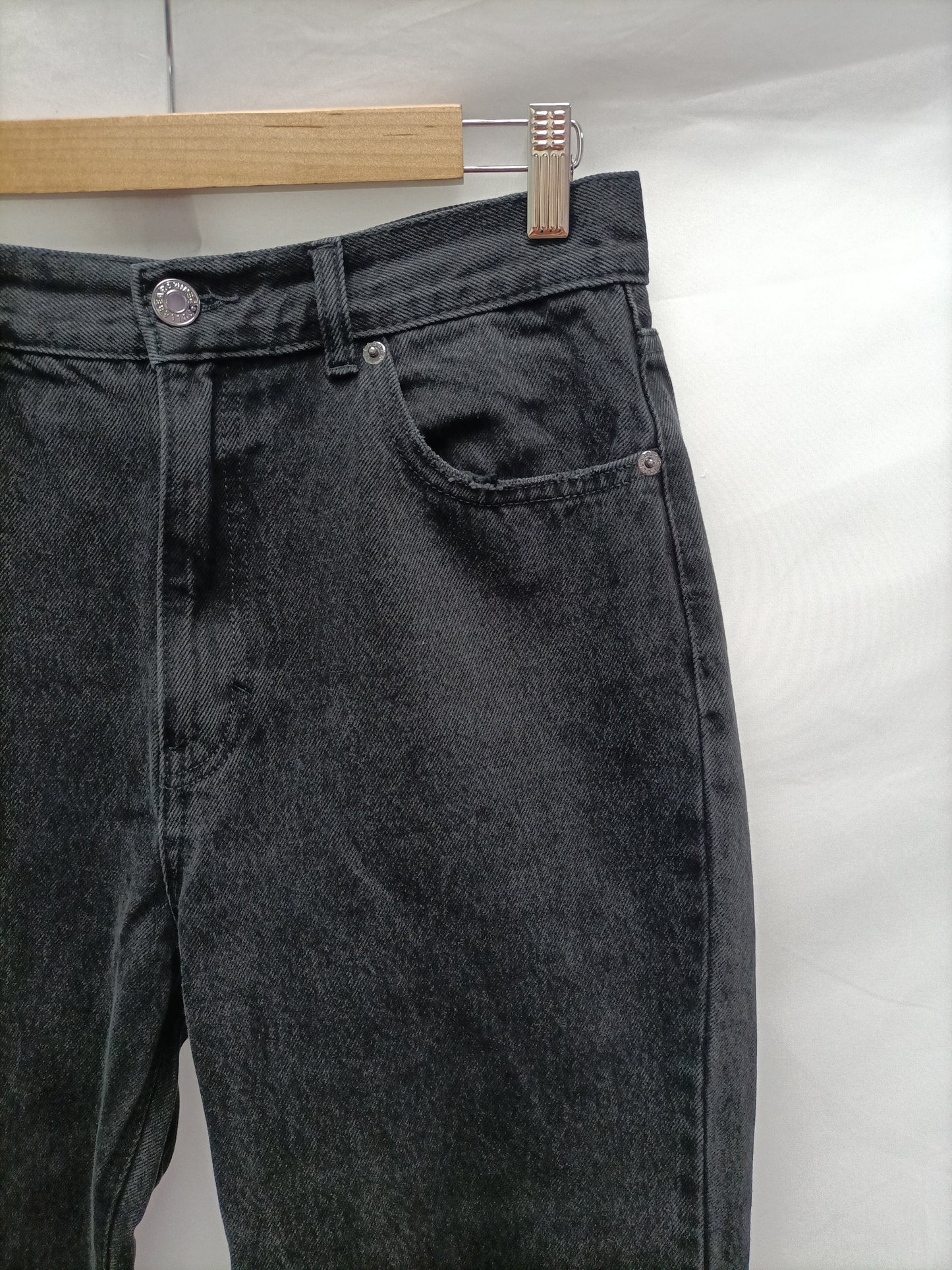 PULL&BEAR. Pantalón negro denim   T.40