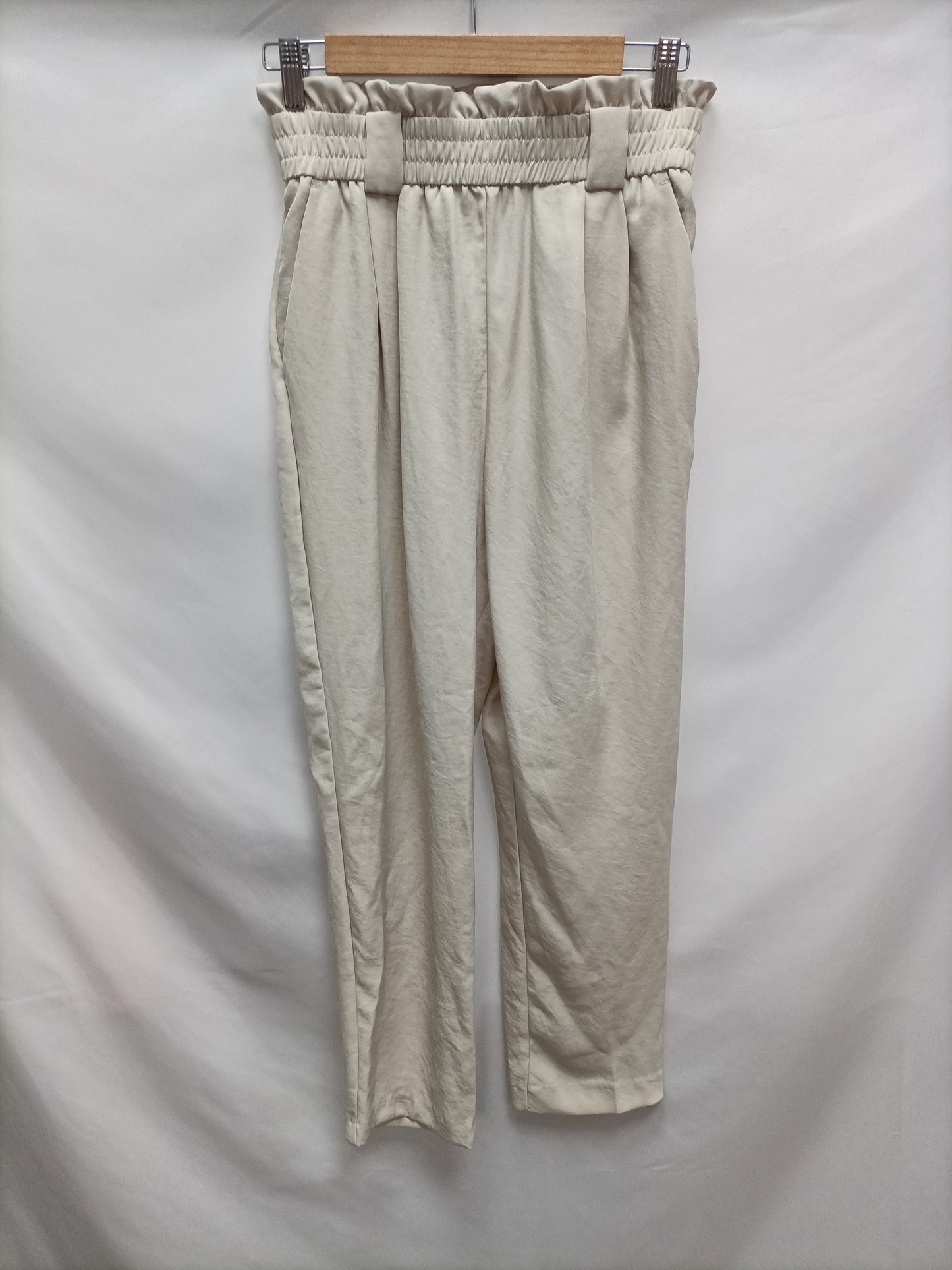 ZARA. Pantalón fluido beige T.s