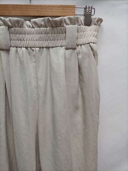 ZARA. Pantalón fluido beige T.s