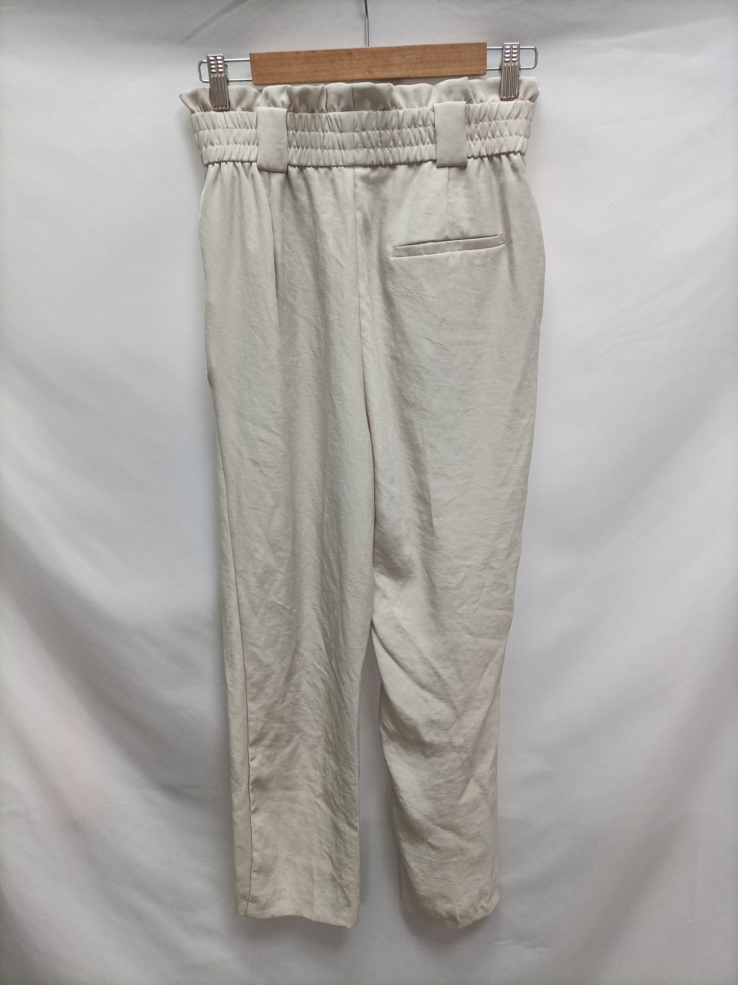 ZARA. Pantalón fluido beige T.s