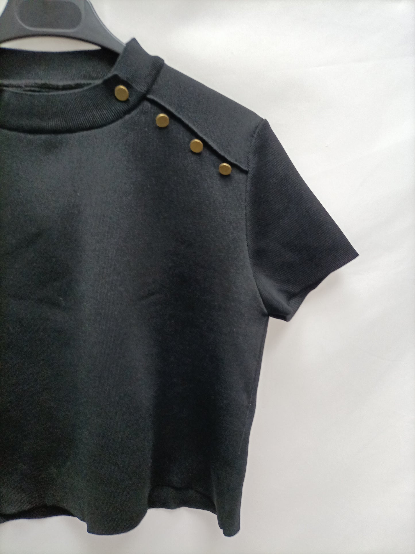 OTRAS. Top negro botones T.u(m)