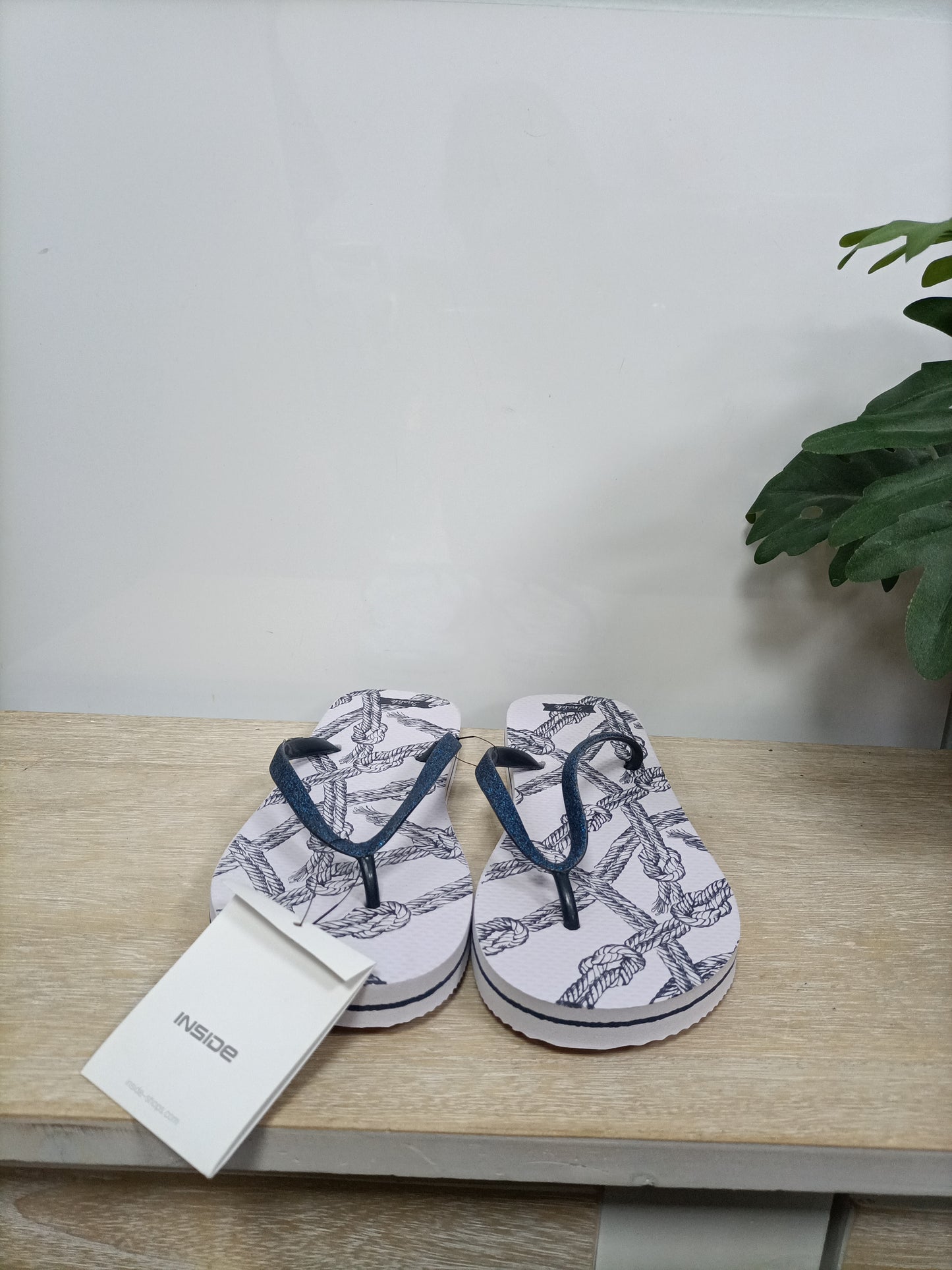 INSIDE. Chanclas blancas  T.37)38