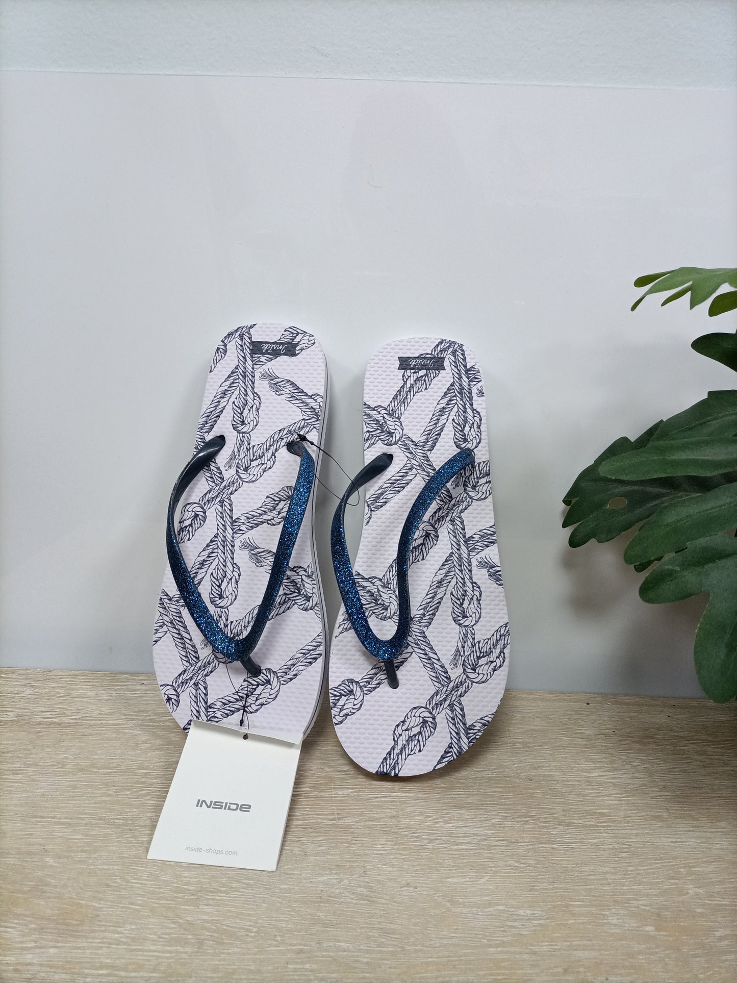 INSIDE. Chanclas blancas  T.37)38