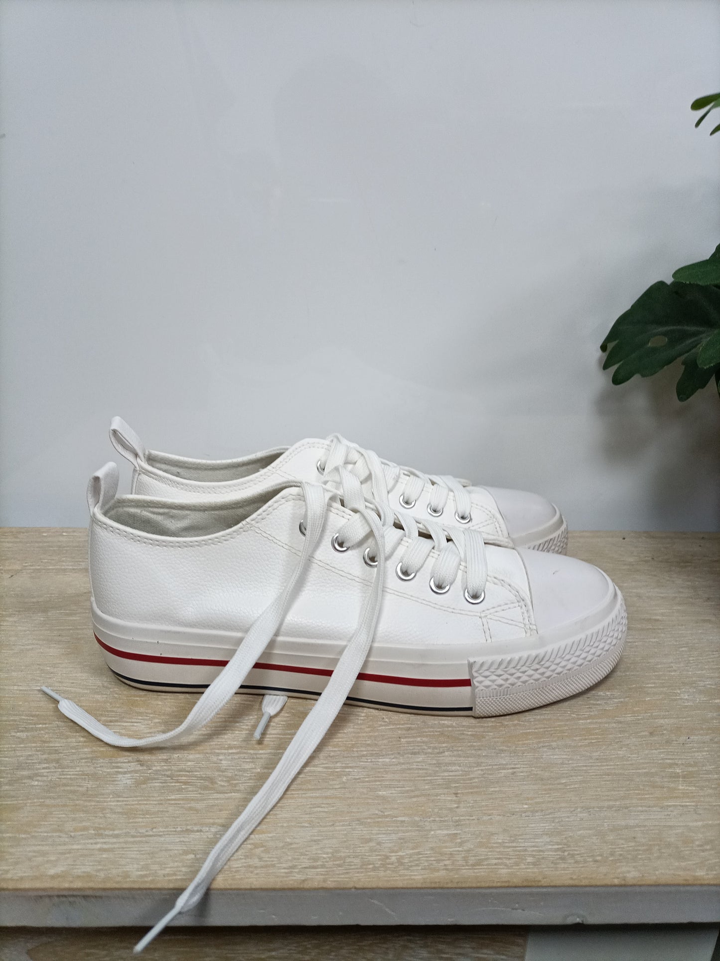 PRIMARK. zapatillas blancas polipiel T. 38