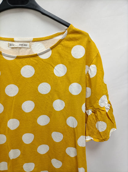 SFERA. Camiseta mostaza lunares T.s