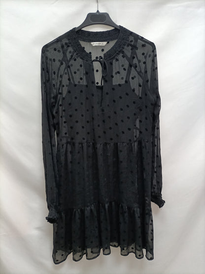 STRADIVARIUS. Black plumeti Ts dress