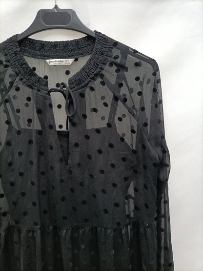 STRADIVARIUS. Black plumeti Ts dress