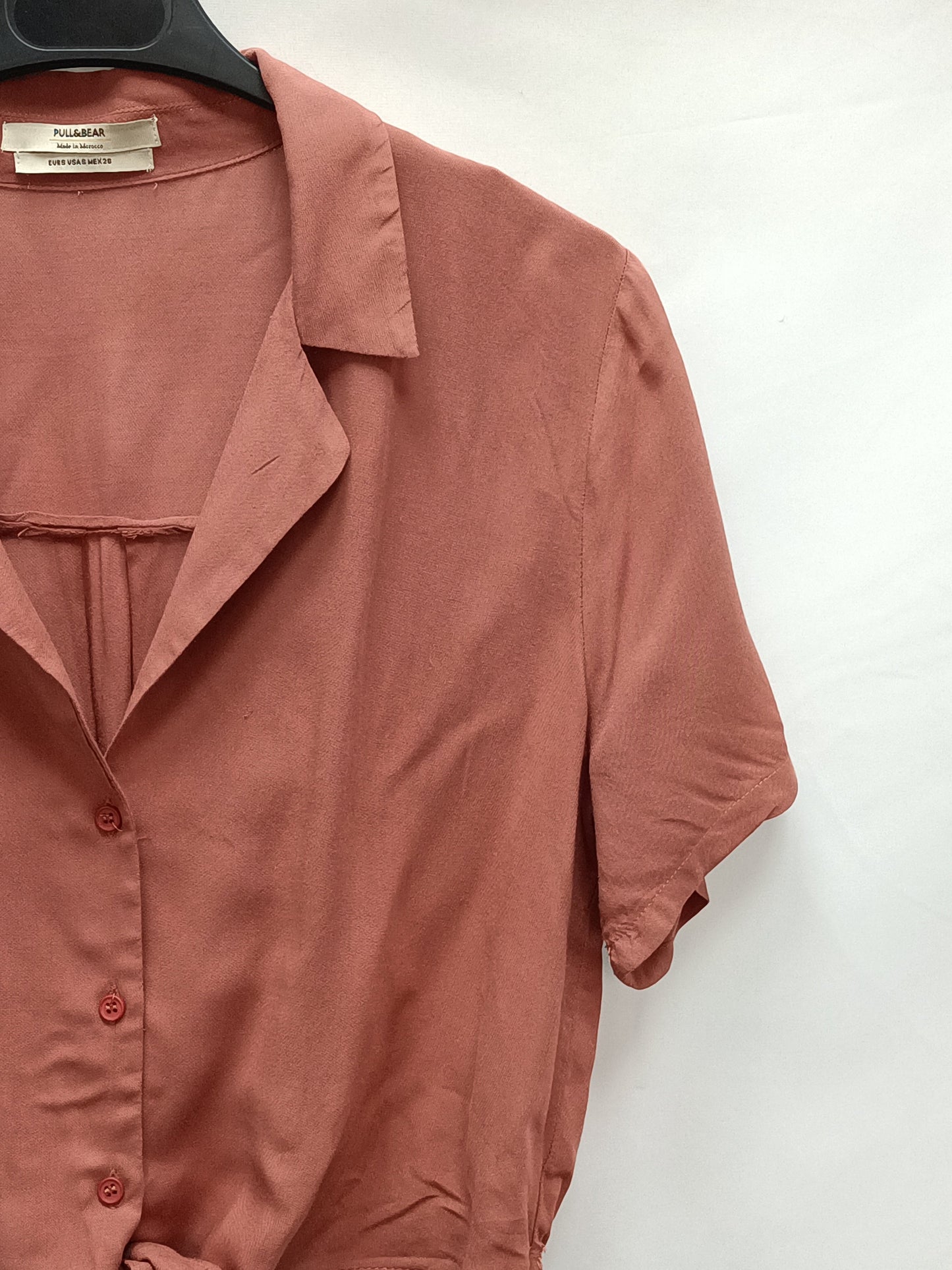 PULL&BEAR. Blusa rosa nudo