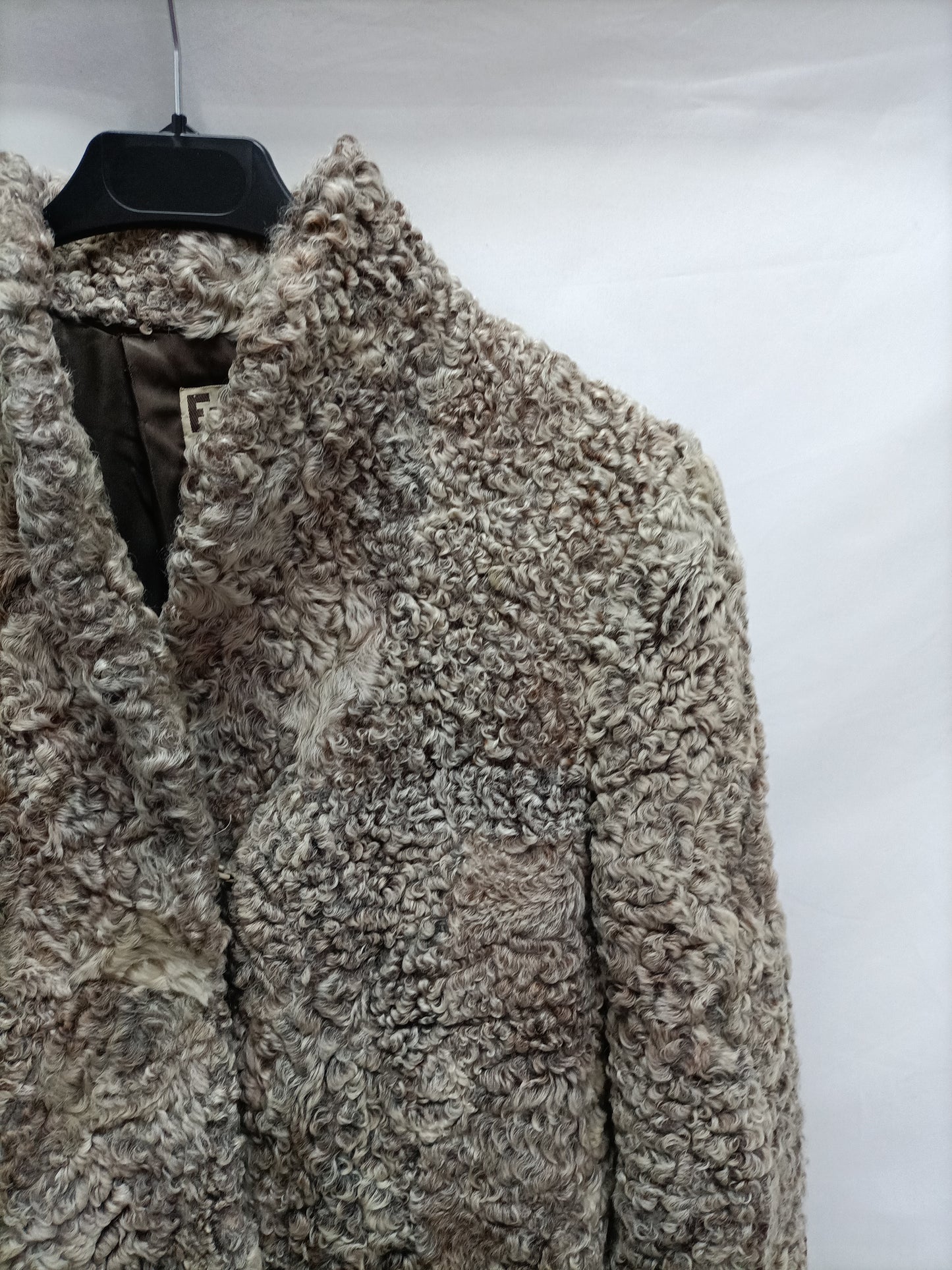 ENRIQUE LEZAUN. Beige shearling coat Tu(m)(tara)