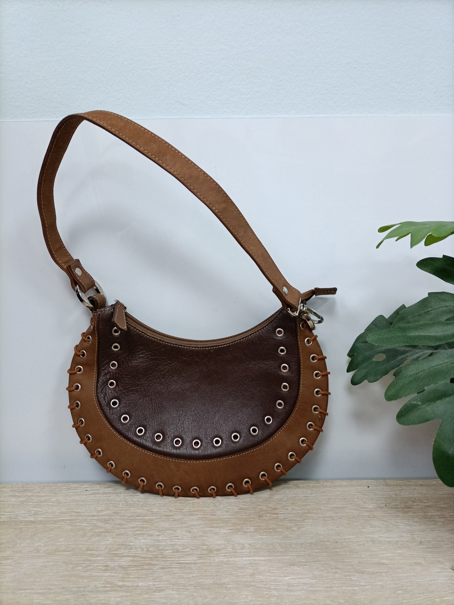 MOGANBO. Bolso marrón argollas