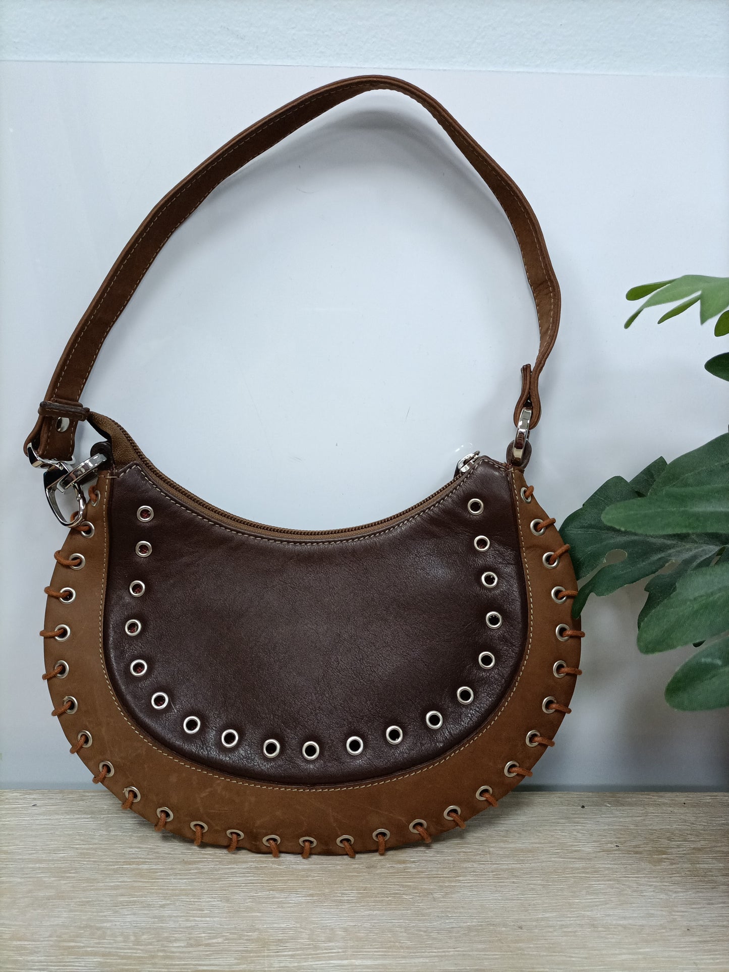 MOGANBO. Bolso marrón argollas