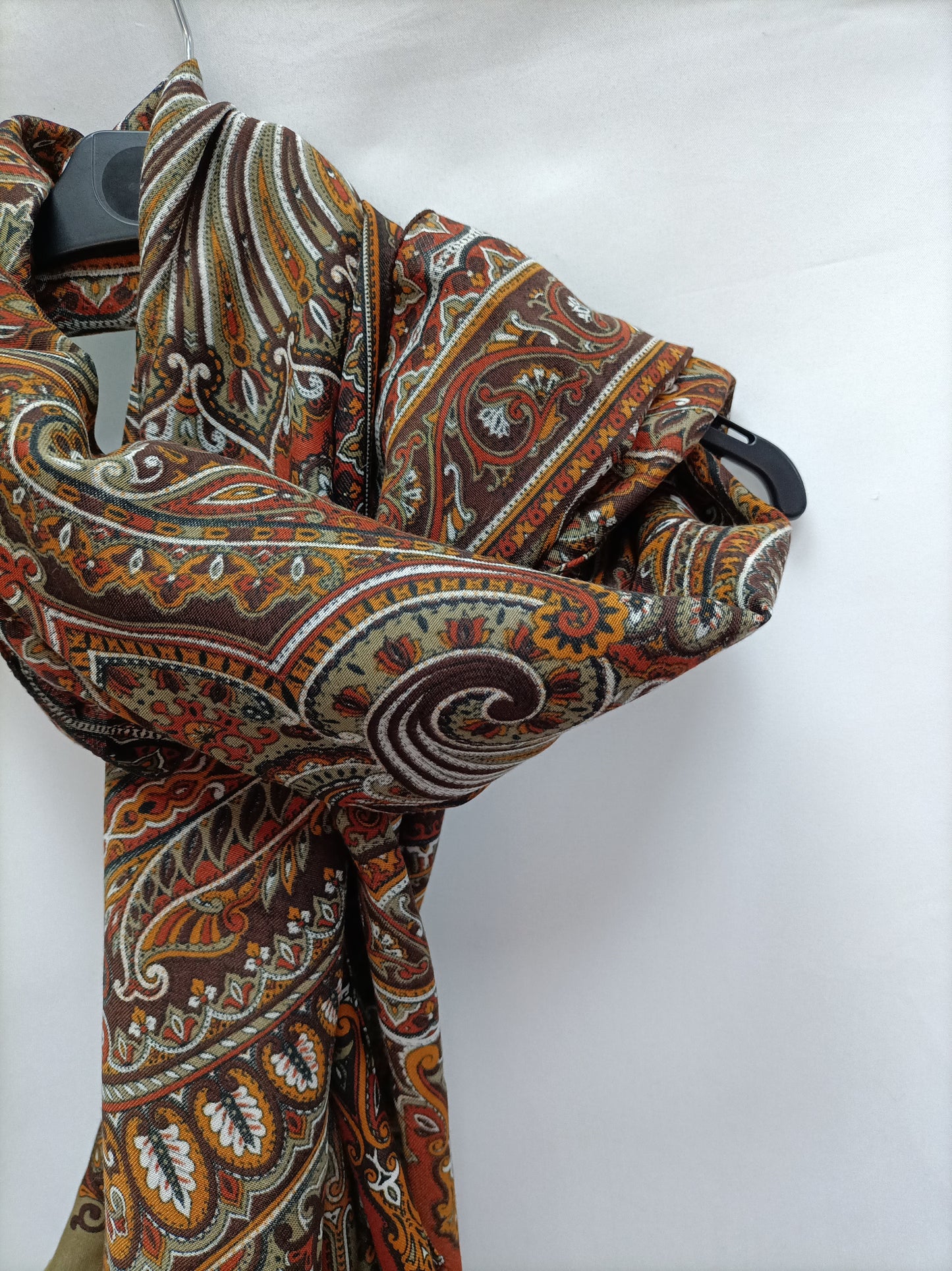 OTRAS. Fular amebas tonos tierra