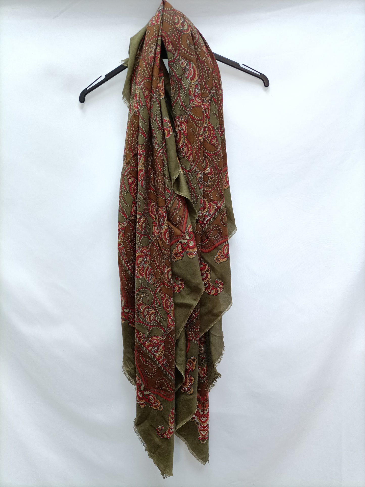 OTRAS. Fular verde estampado