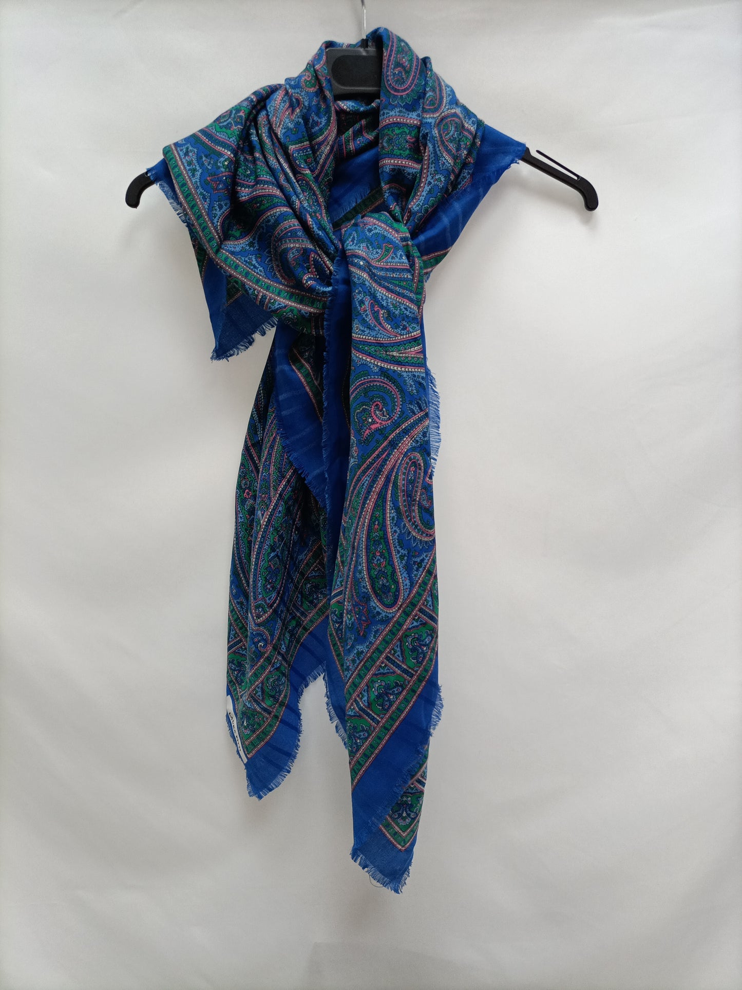 LAURA PITTI. Fular azul estampado